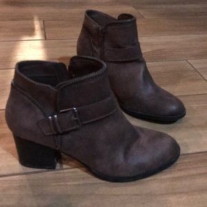 AMERICAN RAG BROWN ZIPPER ANKLE BOOTS